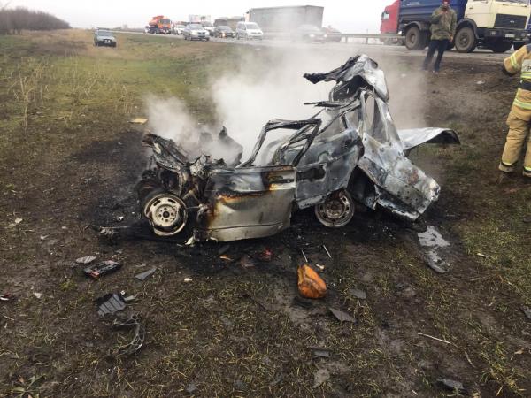 В столкновении легковушки и фуры погиб пожилой водитель на Ставрополье